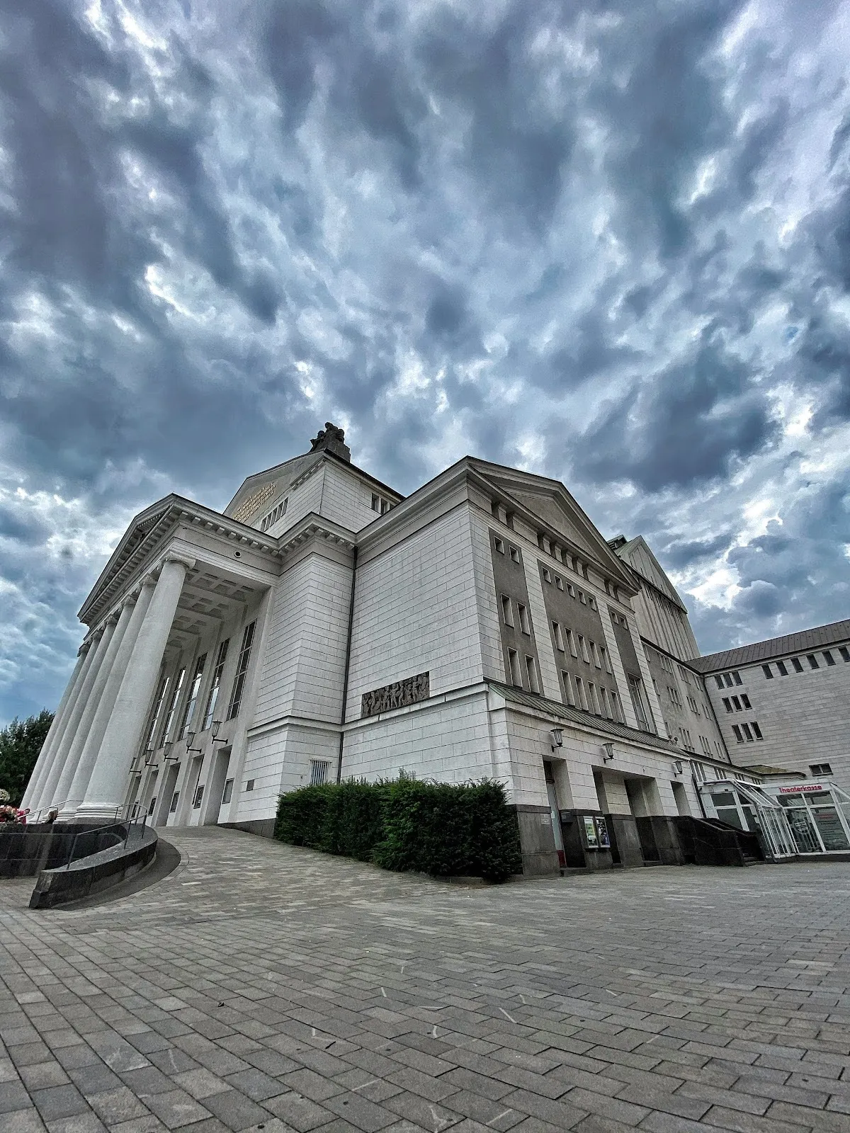 Здание Немецкой оперы на Рейне в Дуйсбурге