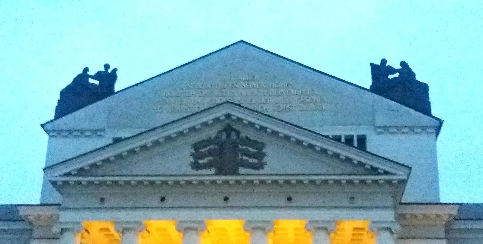 Здание Немецкой оперы на Рейне в Дуйсбурге