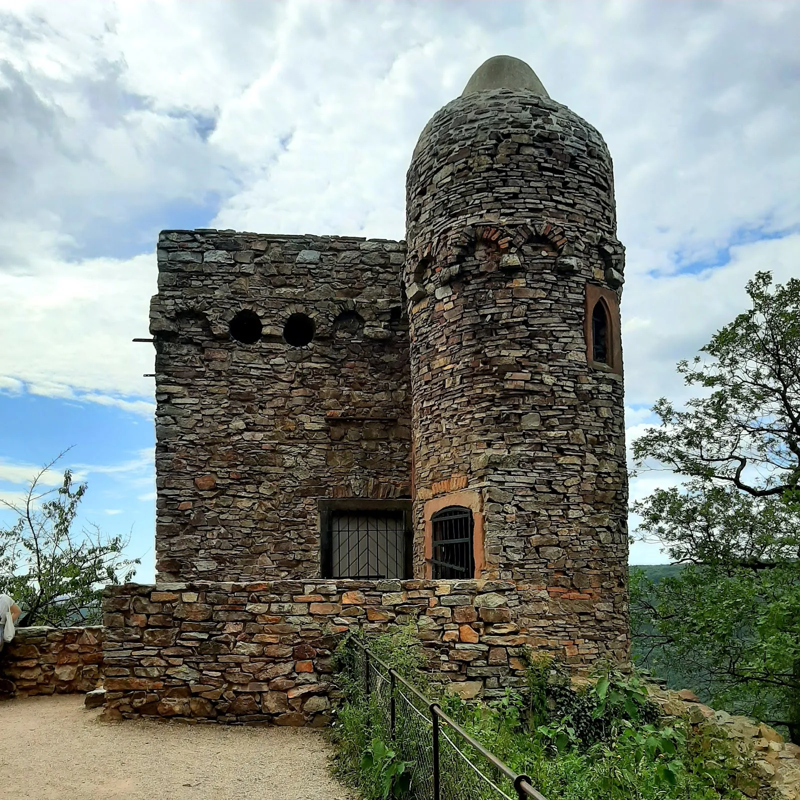 Вид на Нидервальдский памятник с реки Рейн