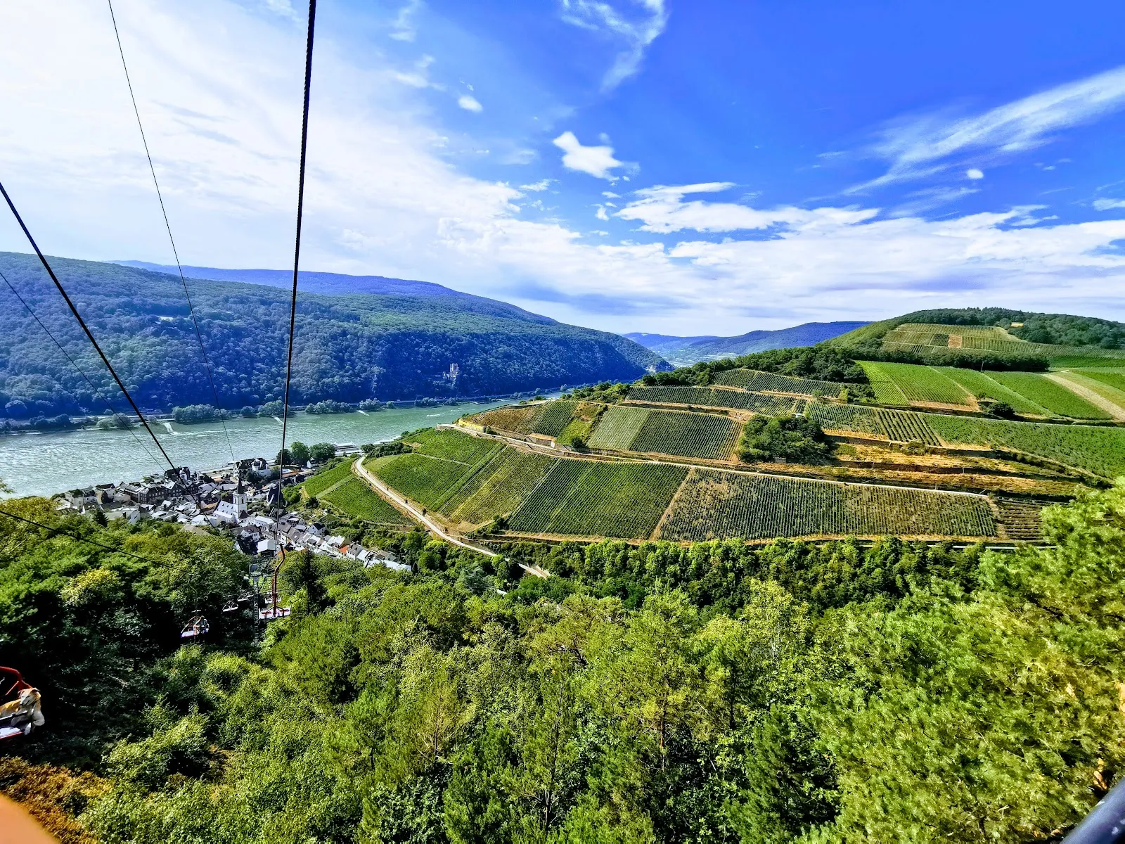 Вид на Нидервальдский памятник с реки Рейн