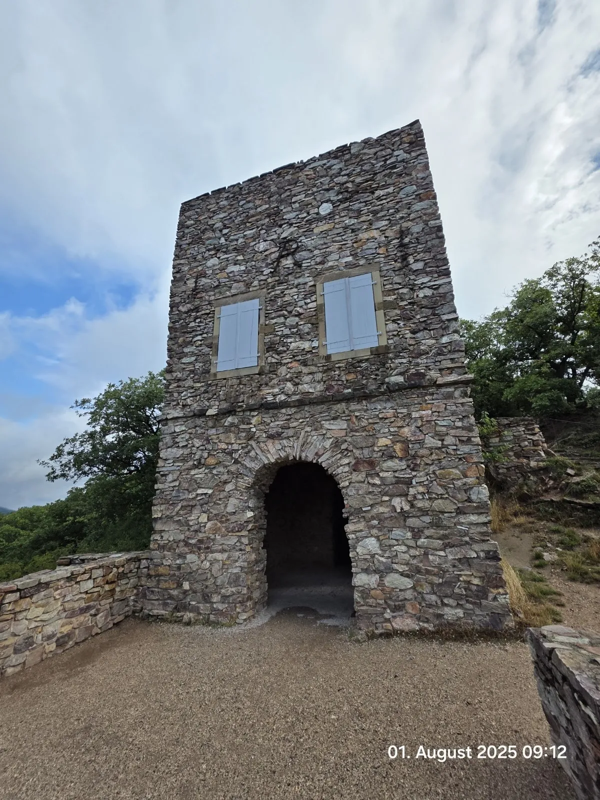 Вид на Нидервальдский памятник с реки Рейн