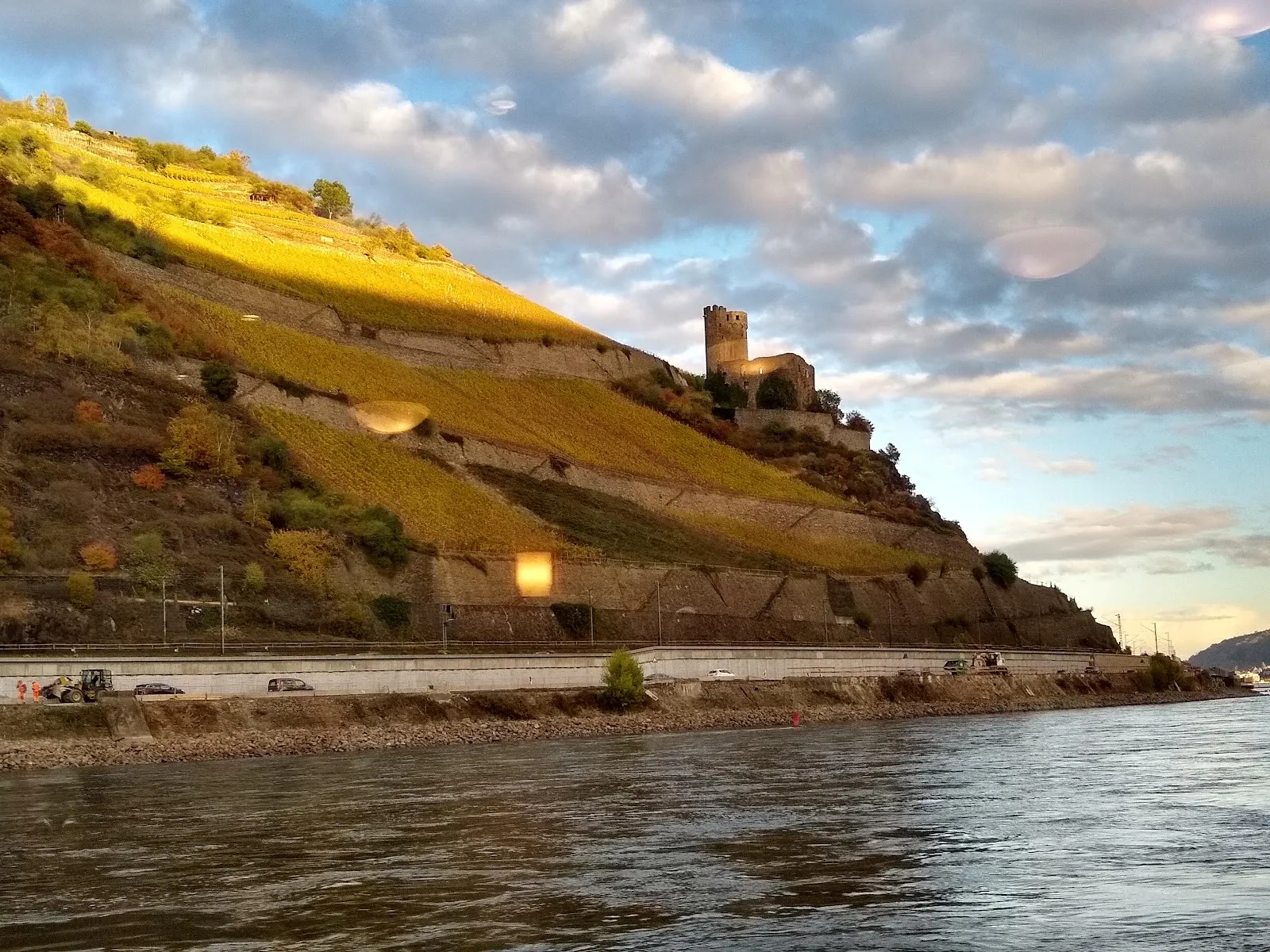 Вид на Нидервальдский памятник с реки Рейн