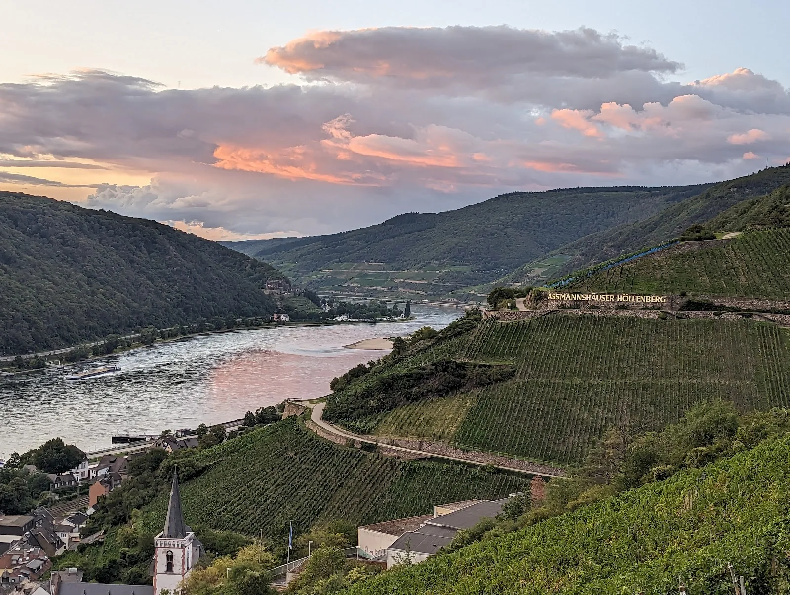 Вид на Нидервальдский памятник с реки Рейн