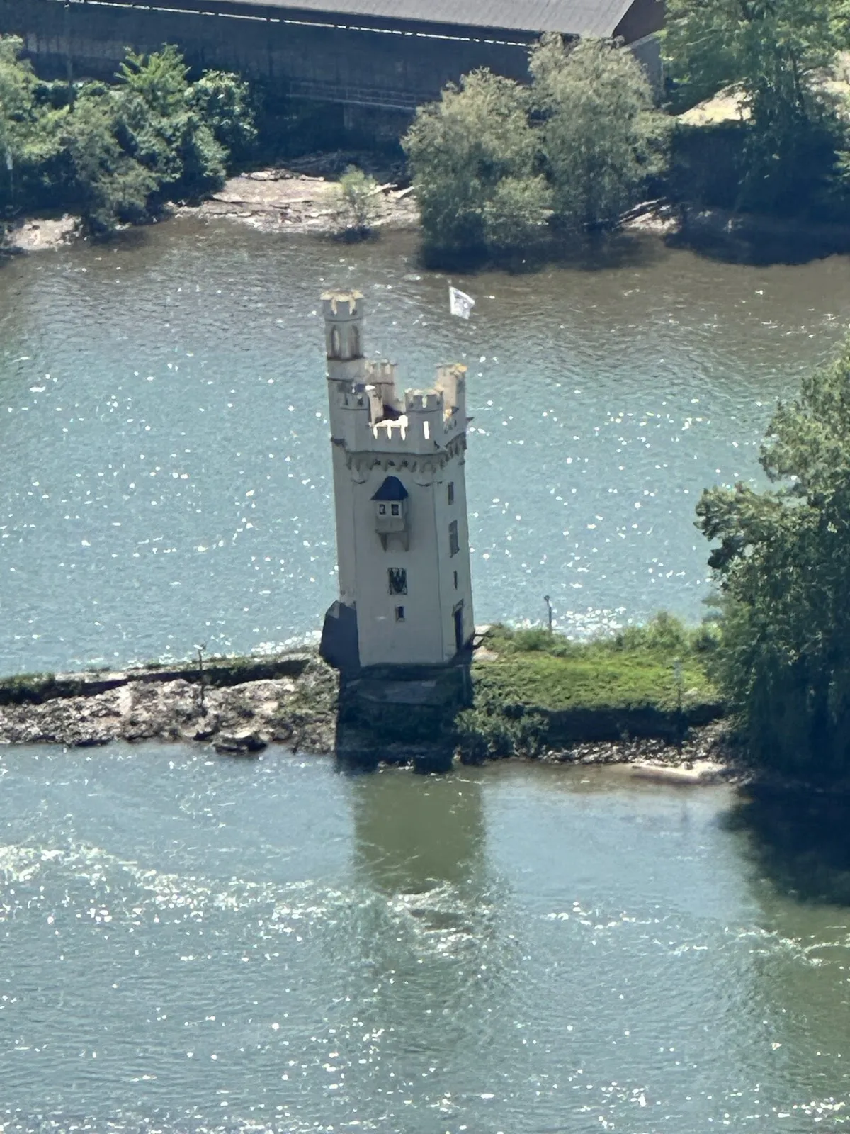 Вид на Нидервальдский памятник с реки Рейн