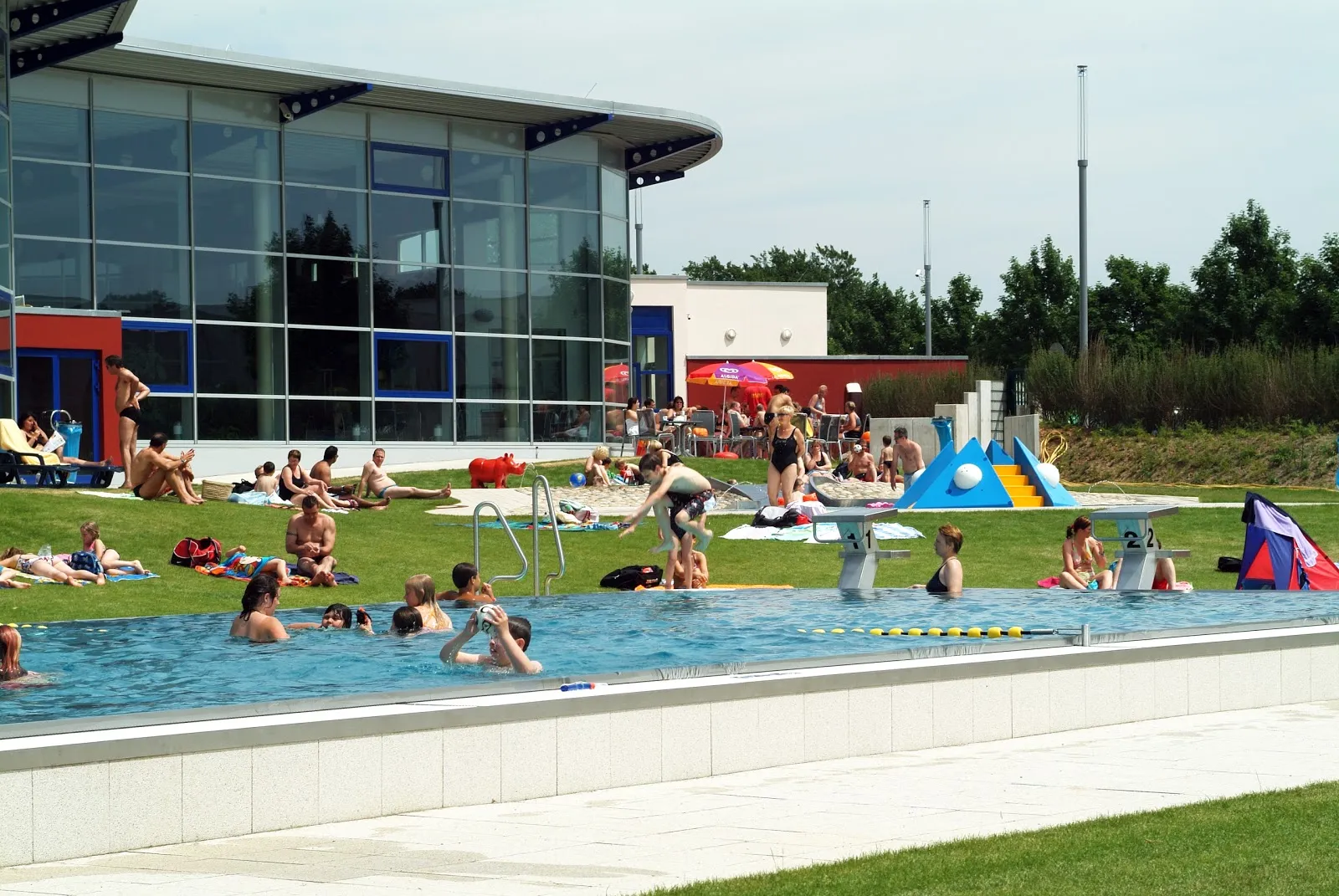 Люди плавают в бассейне Нойандербад