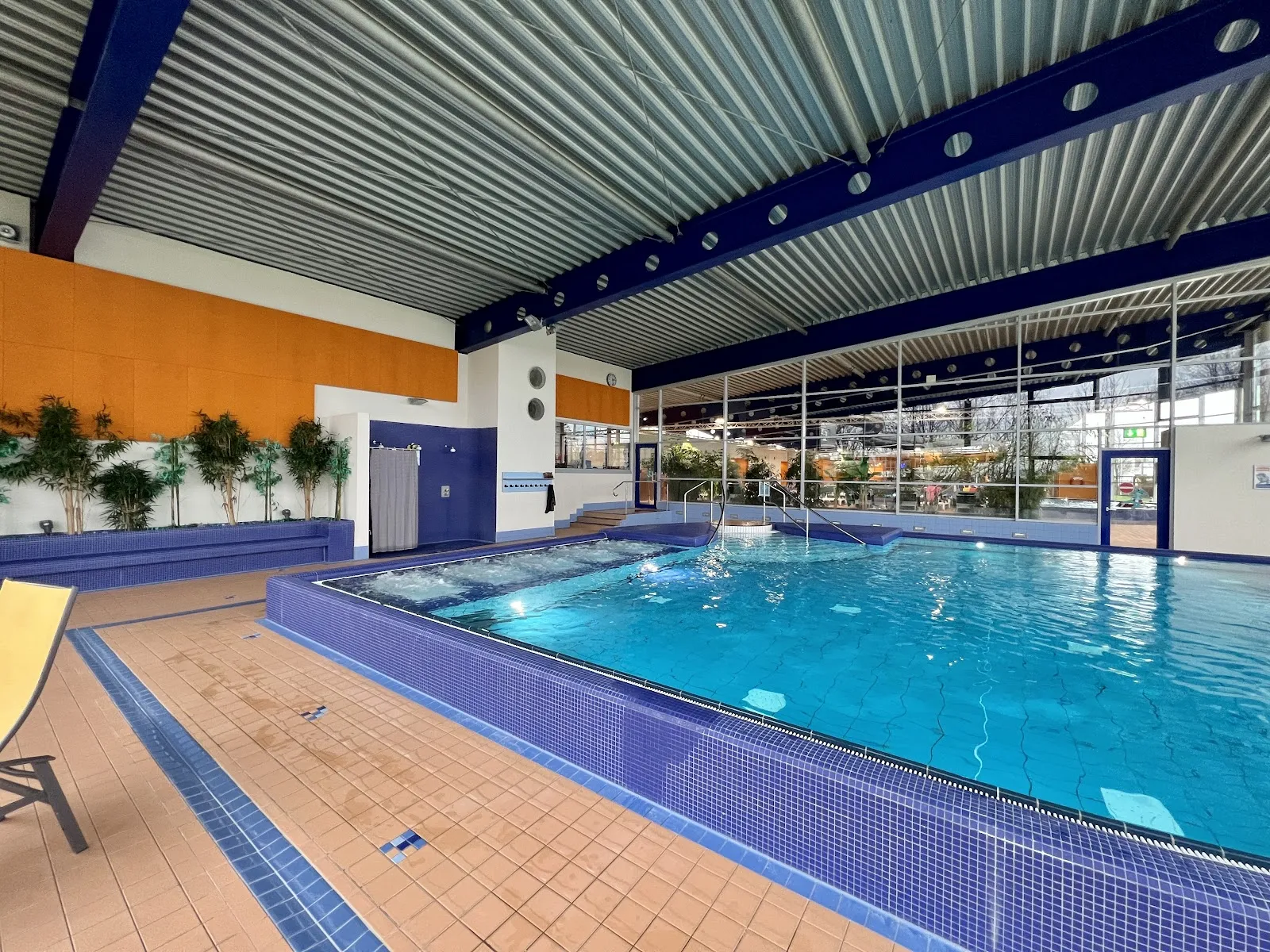 Люди плавают в бассейне Нойандербад