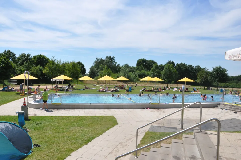 Люди плавают в бассейне Нойандербад