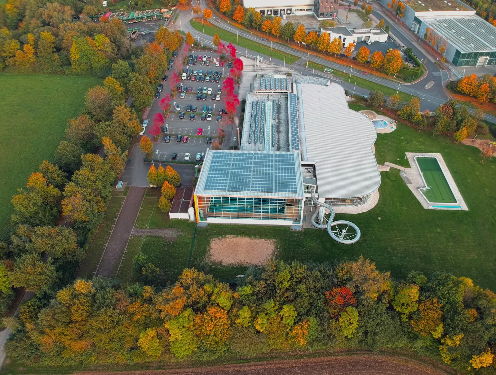 Люди плавают в бассейне Нойандербад