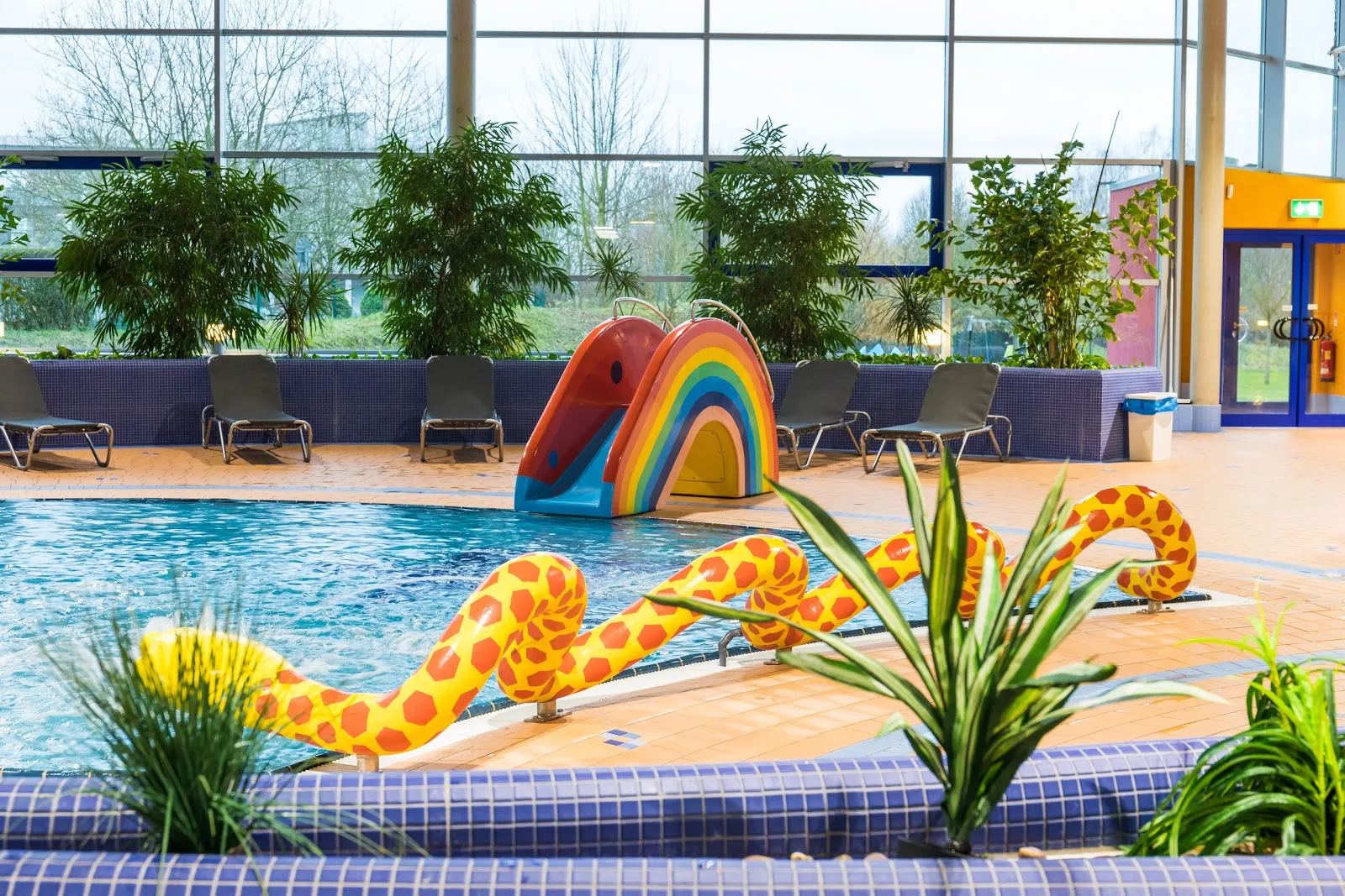 Люди плавают в бассейне Нойандербад