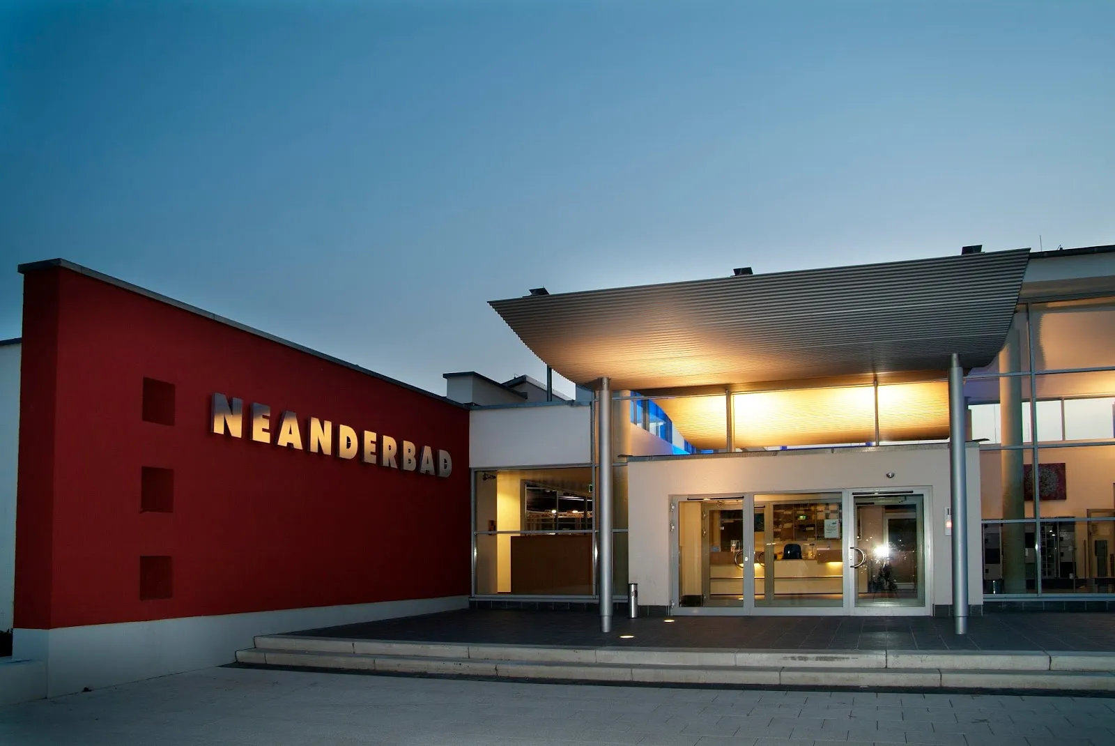 Люди плавают в бассейне Нойандербад