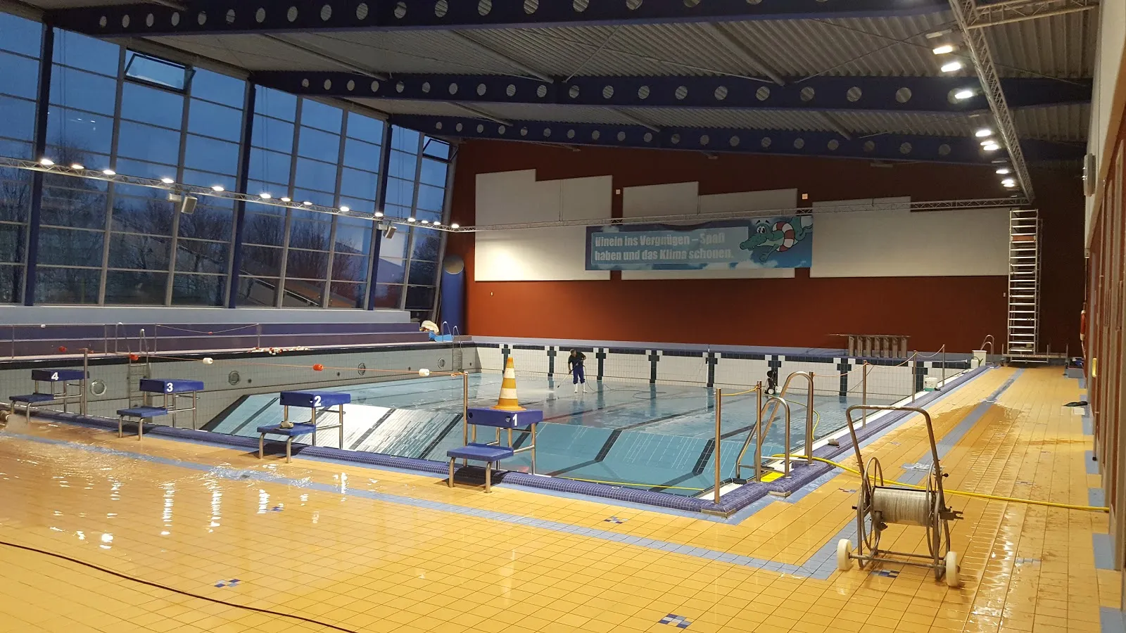 Люди плавают в бассейне Нойандербад