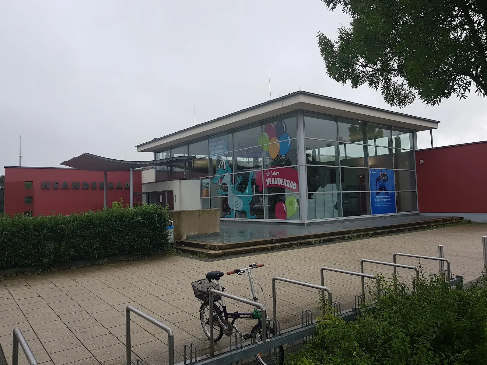 Люди плавают в бассейне Нойандербад