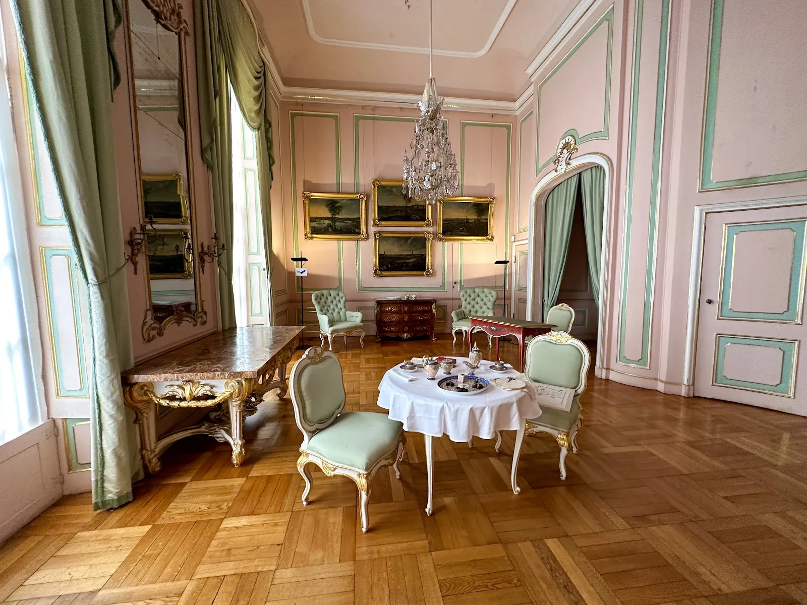 Фасад Новых дворцов в Потсдаме