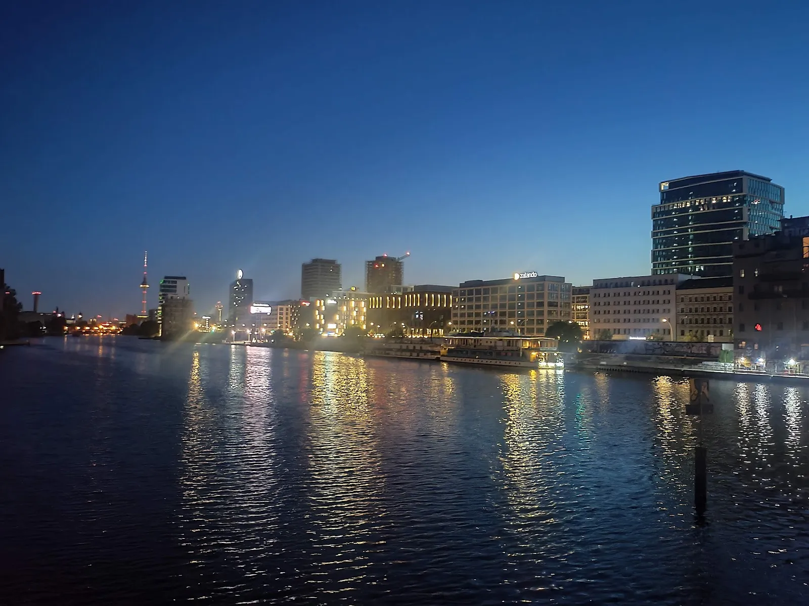 Вид на Обербаумский мост через реку Шпрее в Берлине