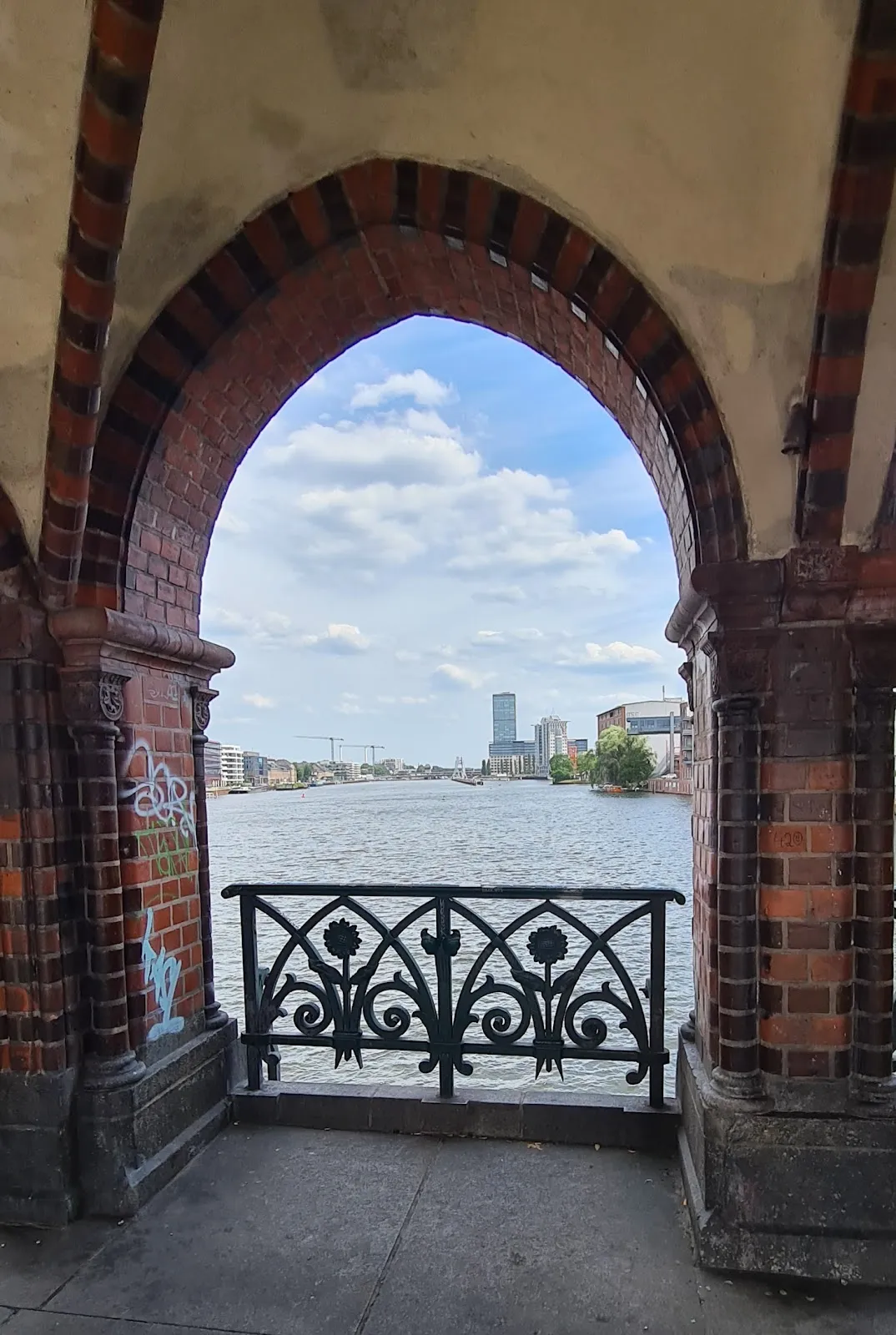 Вид на Обербаумский мост через реку Шпрее в Берлине