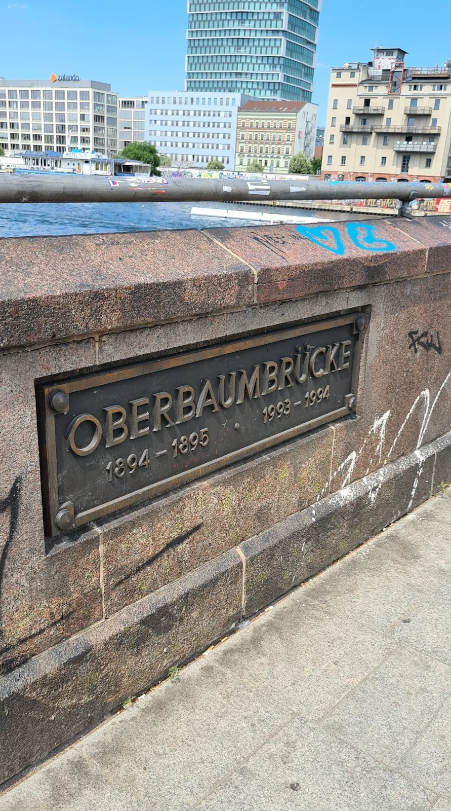 Вид на Обербаумский мост через реку Шпрее в Берлине