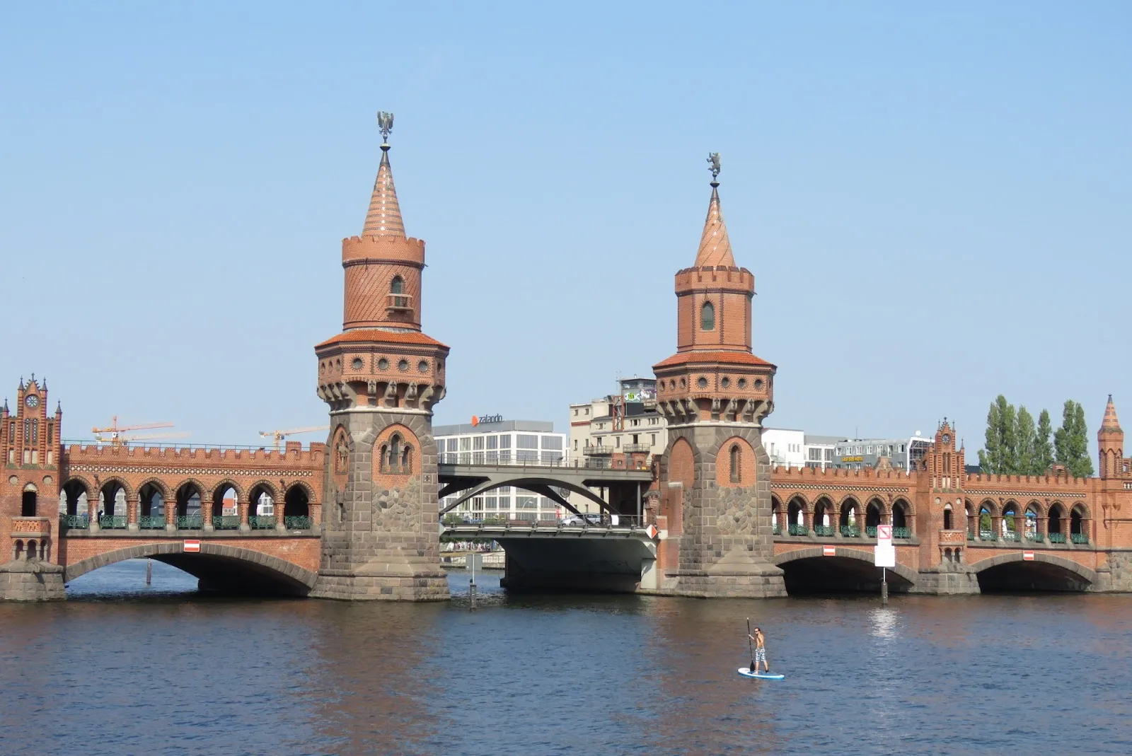 Вид на Обербаумский мост через реку Шпрее в Берлине