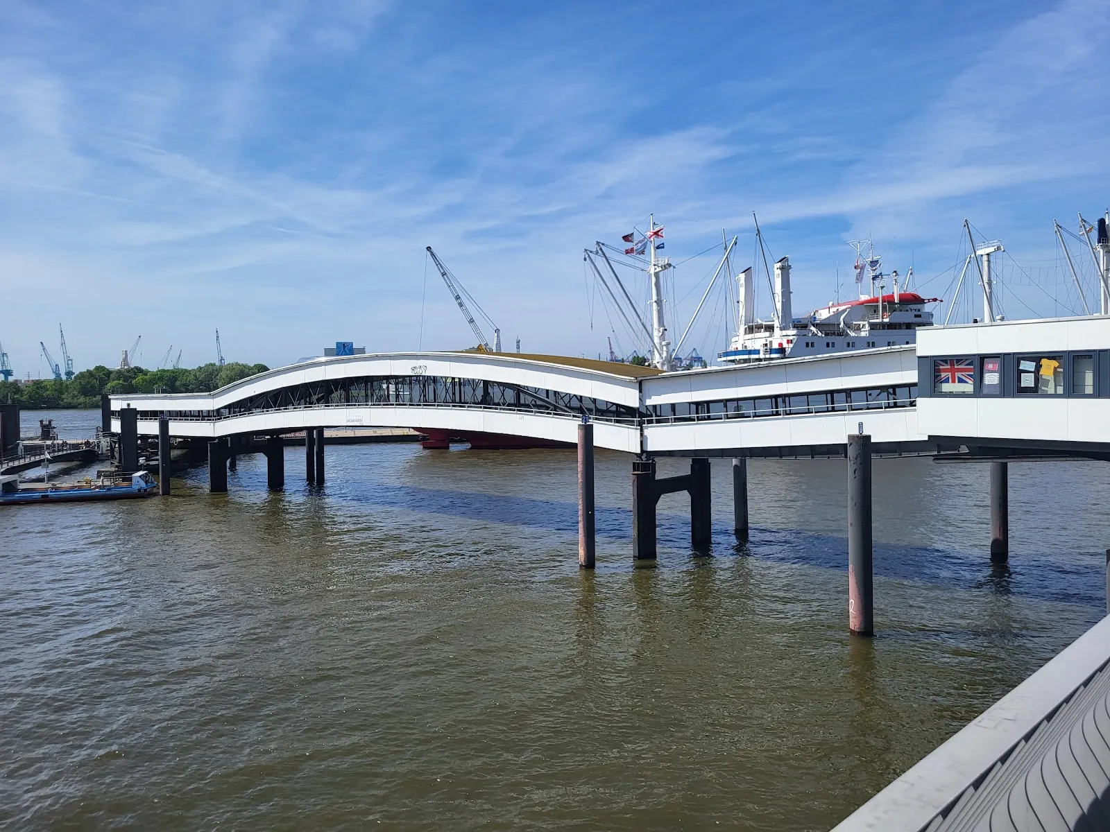 Вид на мост Оберзеебрюке в Гамбурге с проходящим под ним кораблем