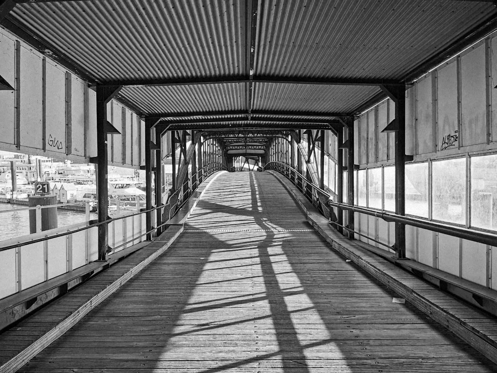 Вид на мост Оберзеебрюке в Гамбурге с проходящим под ним кораблем