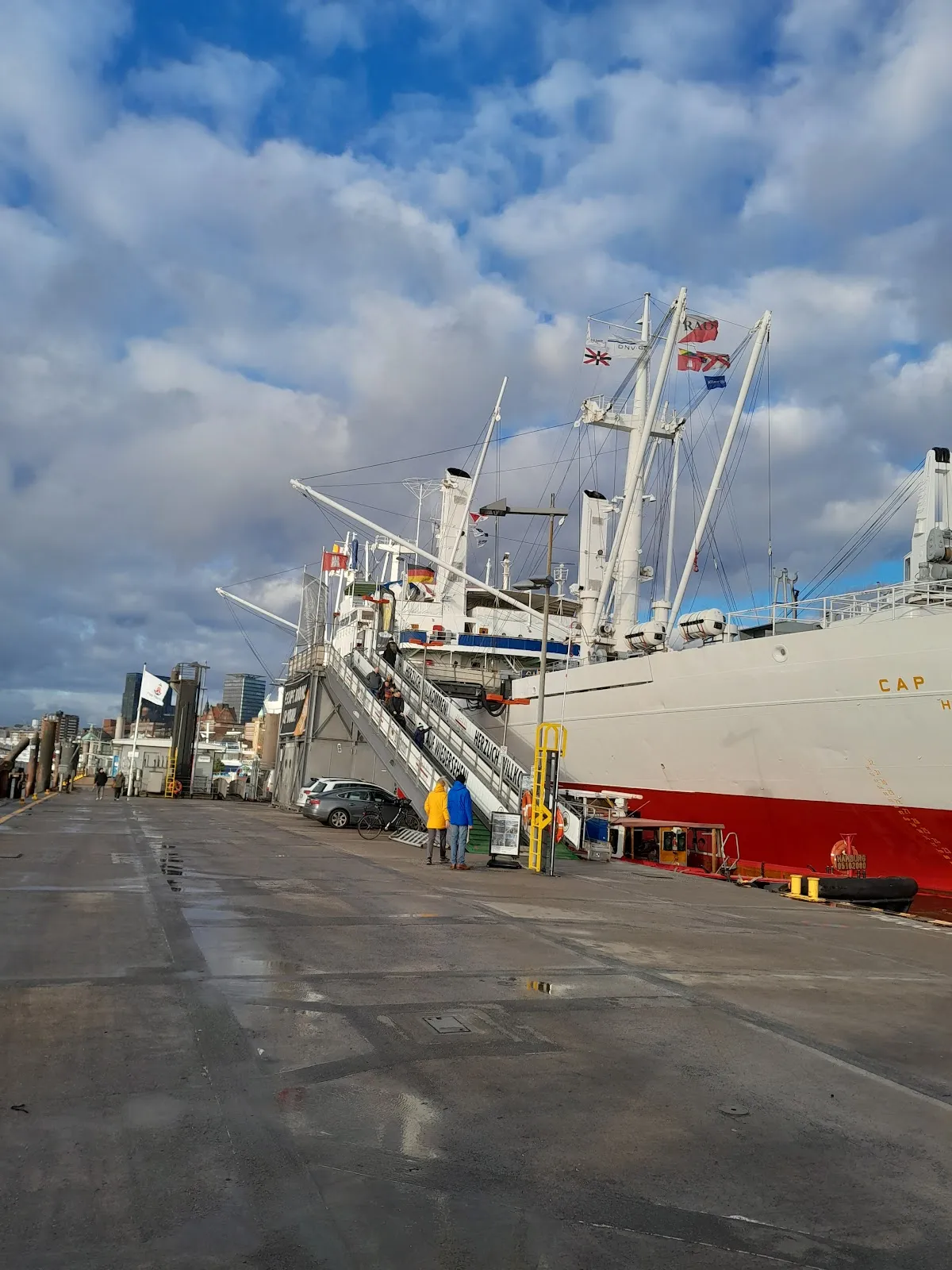 Вид на мост Оберзеебрюке в Гамбурге с проходящим под ним кораблем
