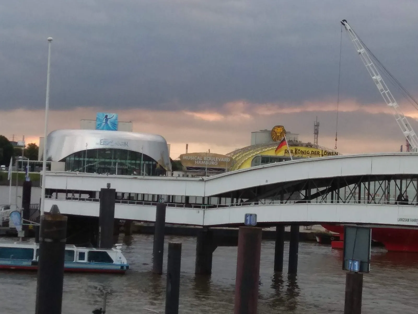 Вид на мост Оберзеебрюке в Гамбурге с проходящим под ним кораблем