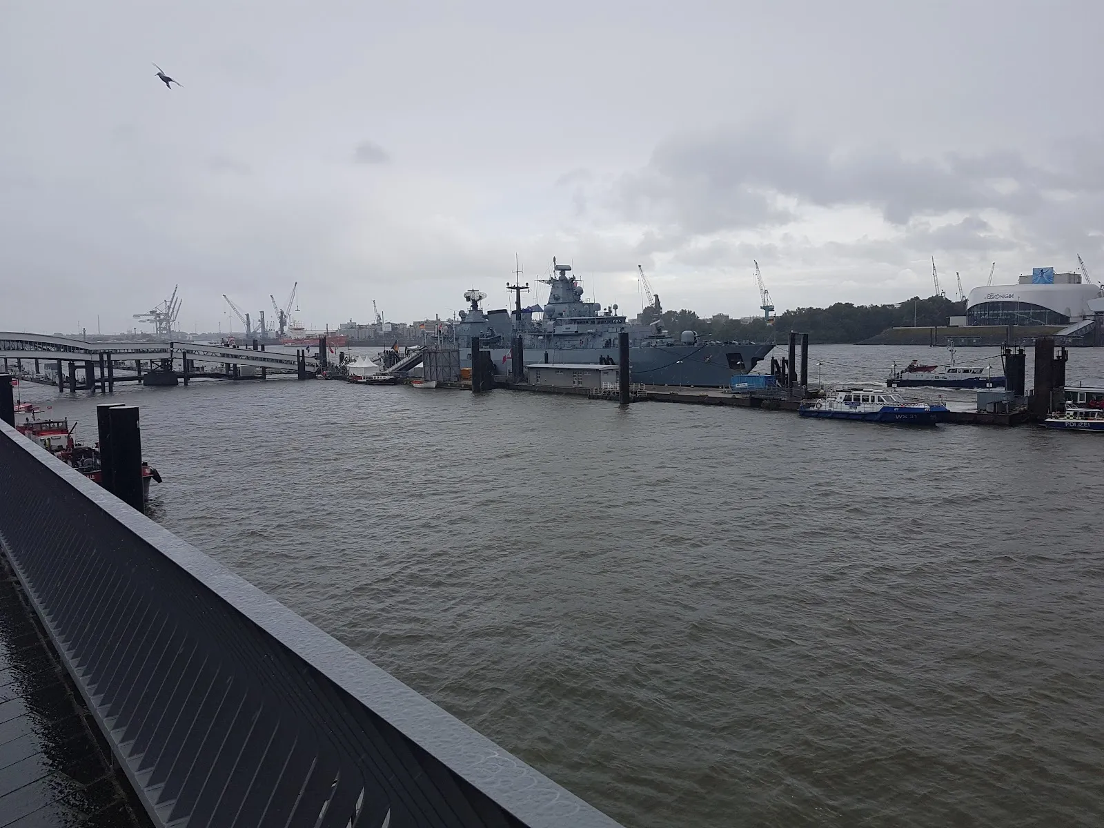 Вид на мост Оберзеебрюке в Гамбурге с проходящим под ним кораблем