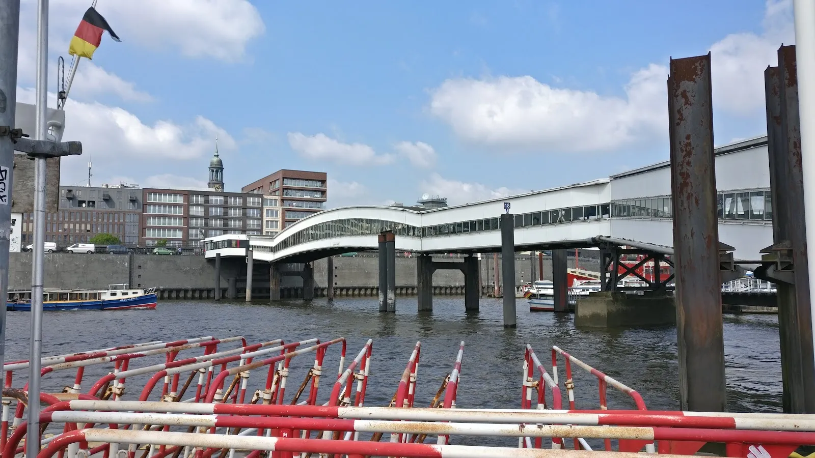 Вид на мост Оберзеебрюке в Гамбурге с проходящим под ним кораблем