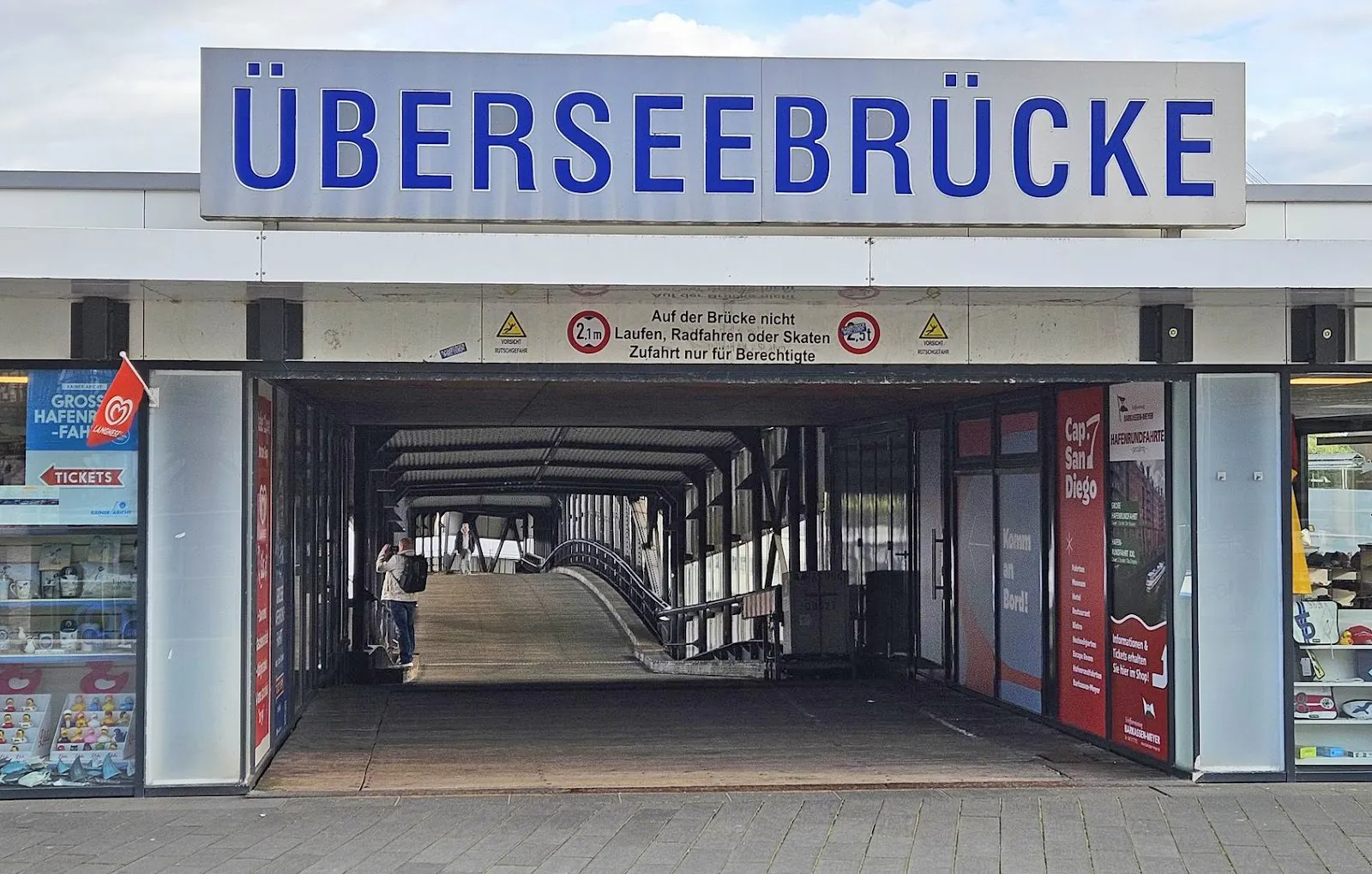 Вид на мост Оберзеебрюке в Гамбурге с проходящим под ним кораблем