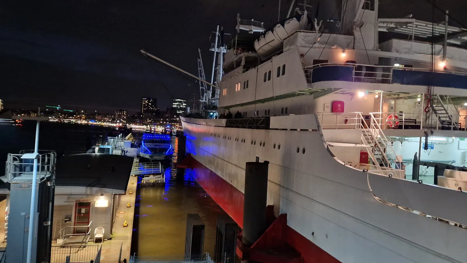 Вид на мост Оберзеебрюке в Гамбурге с проходящим под ним кораблем