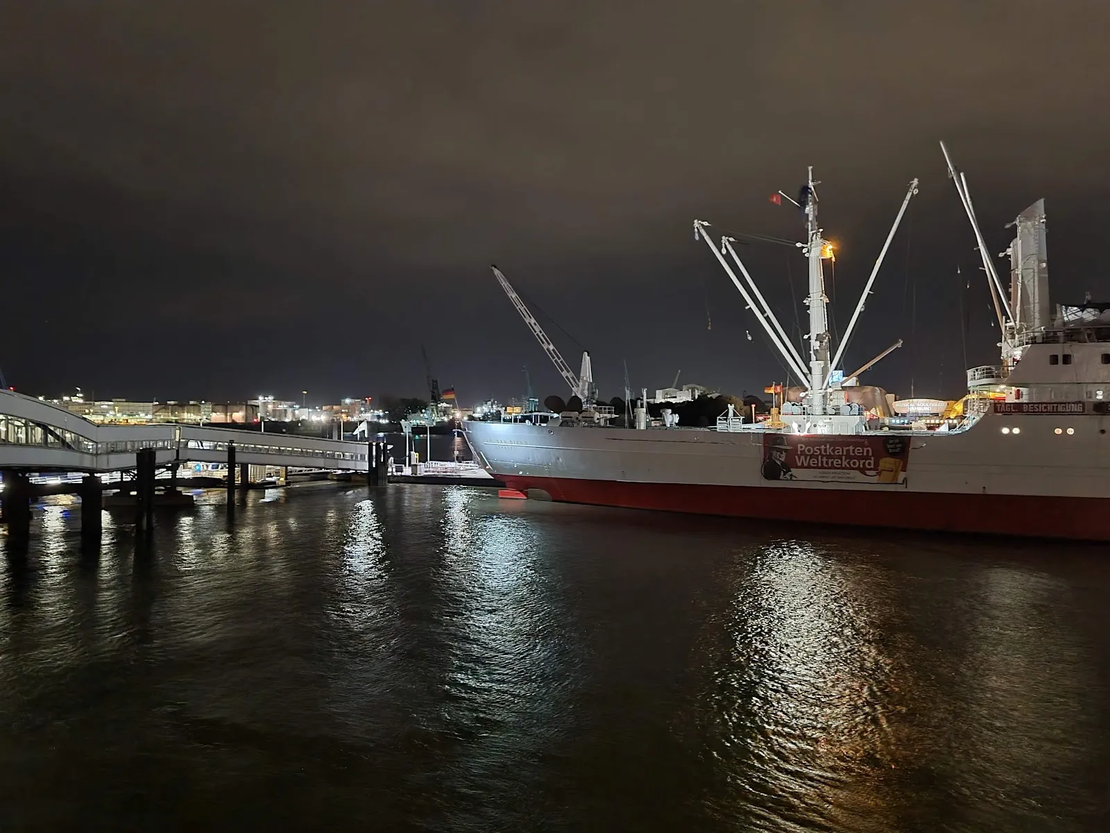 Вид на мост Оберзеебрюке в Гамбурге с проходящим под ним кораблем