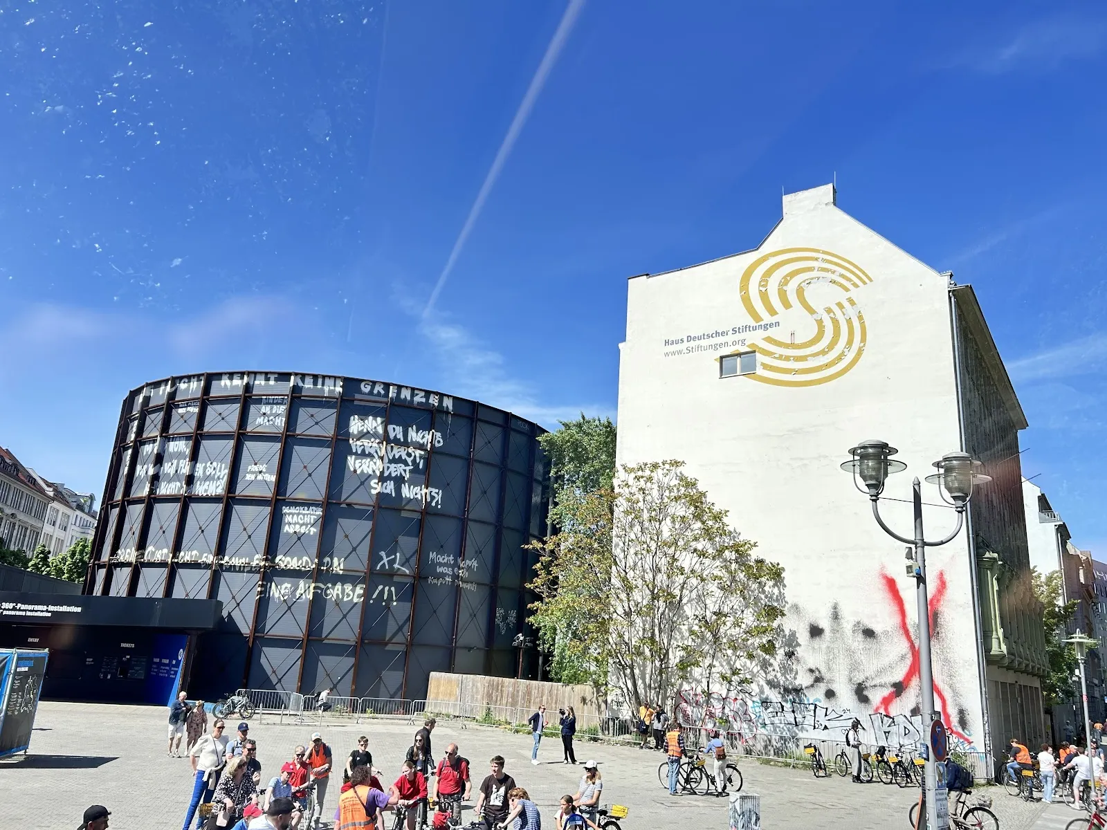 Группа туристов гуляет по улице Берлина, осматривая достопримечательности.