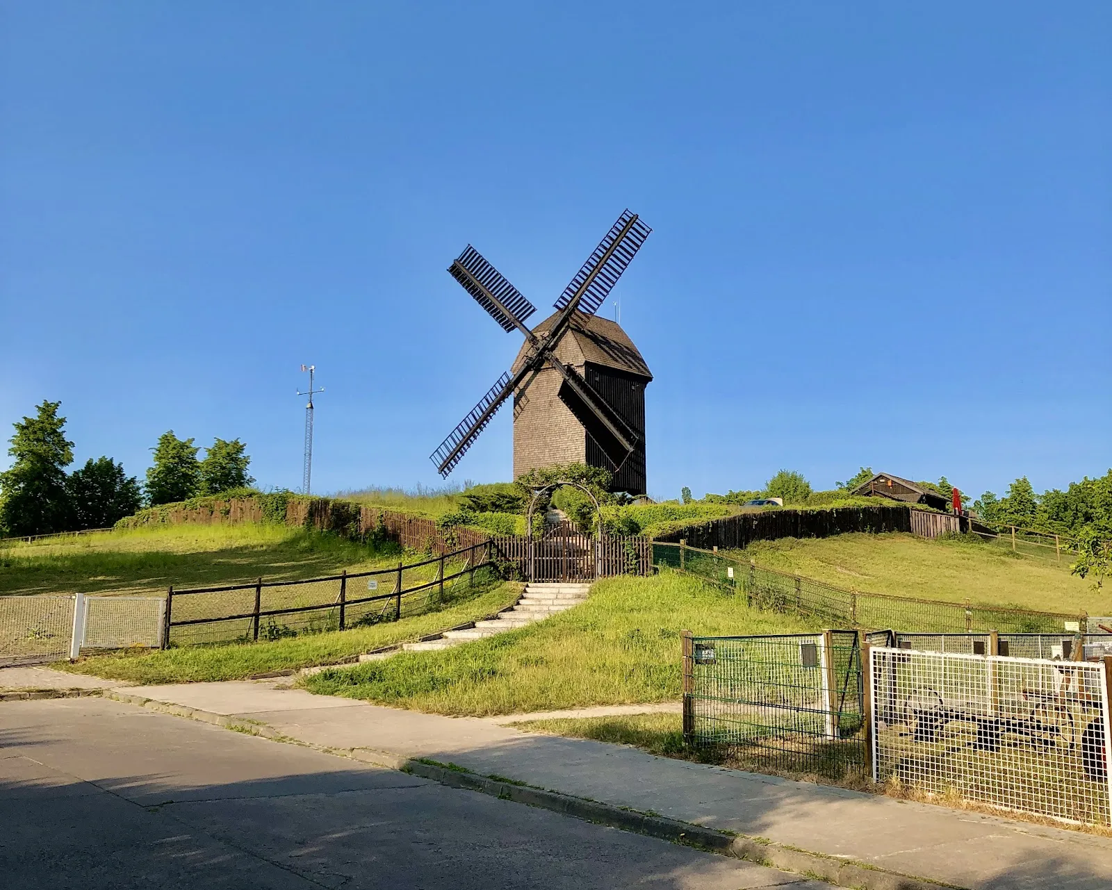 Группа туристов гуляет по улице Берлина, осматривая достопримечательности.