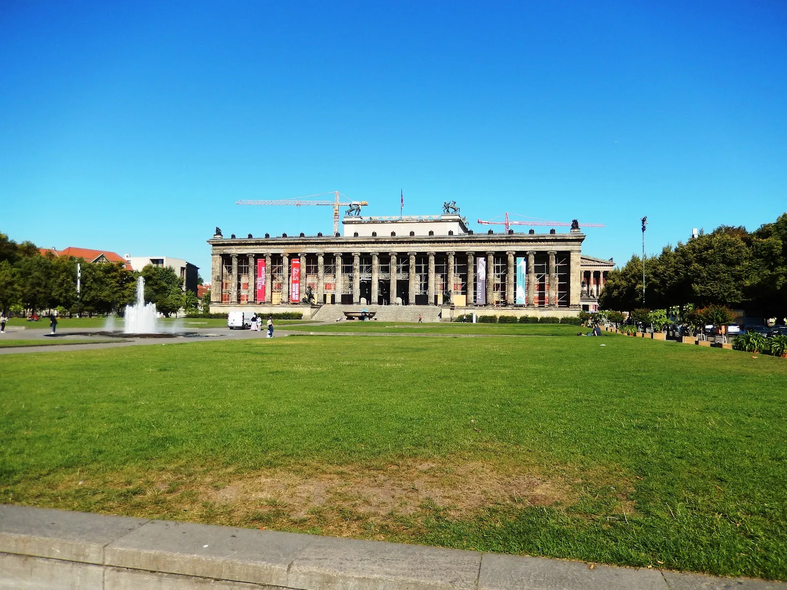 Группа туристов гуляет по улице Берлина, осматривая достопримечательности.