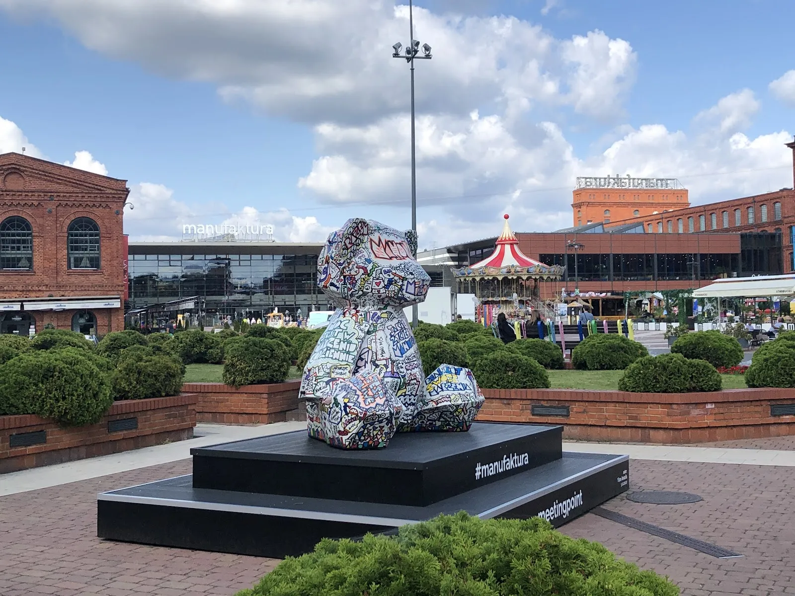 Группа туристов гуляет по улице Берлина, осматривая достопримечательности.