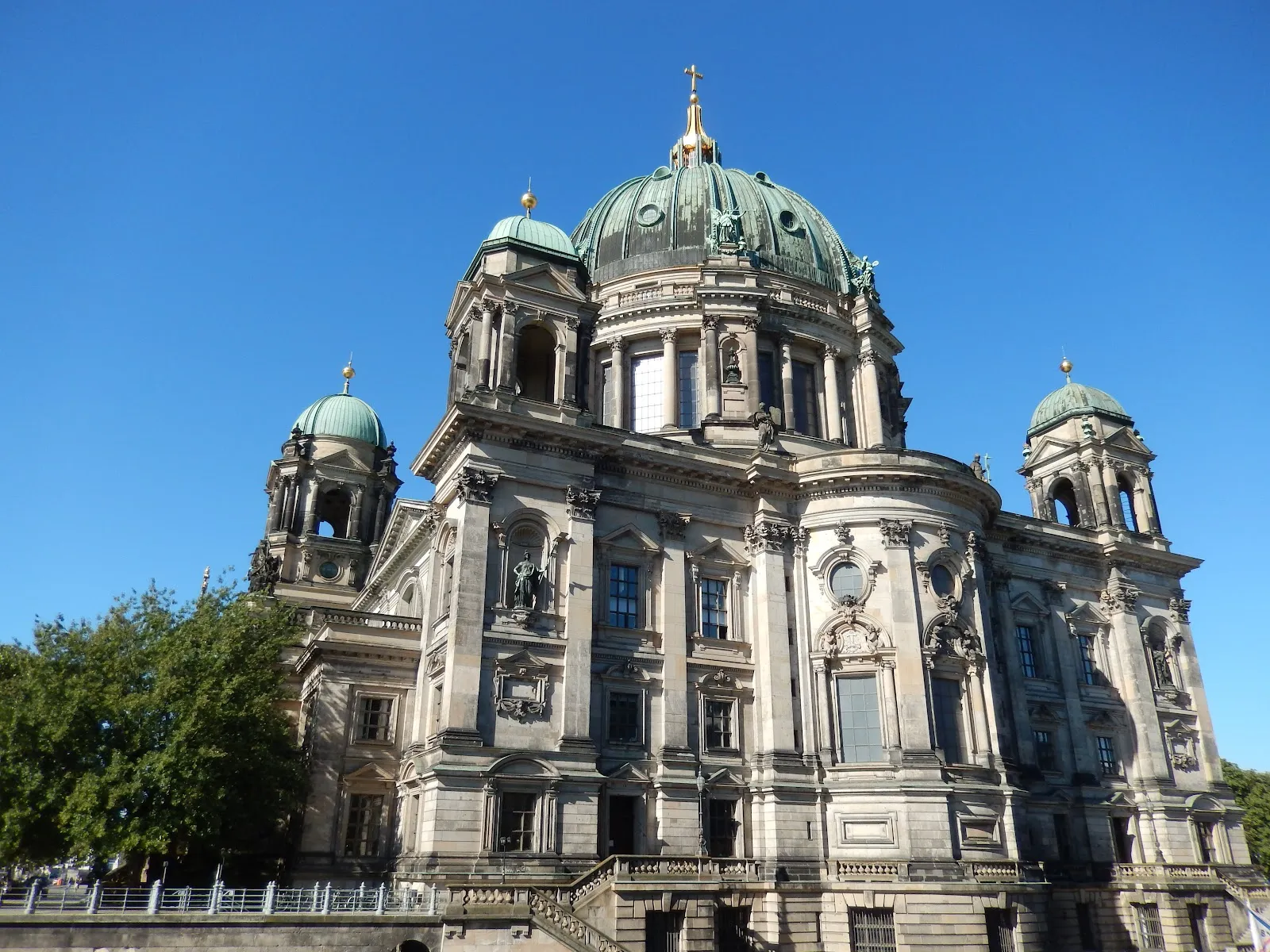 Группа туристов гуляет по улице Берлина, осматривая достопримечательности.