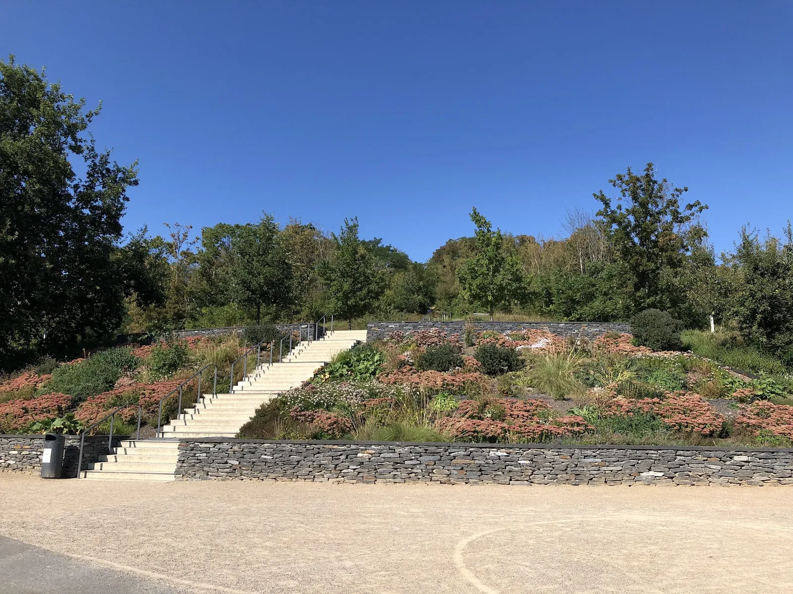 Группа туристов гуляет по улице Берлина, осматривая достопримечательности.