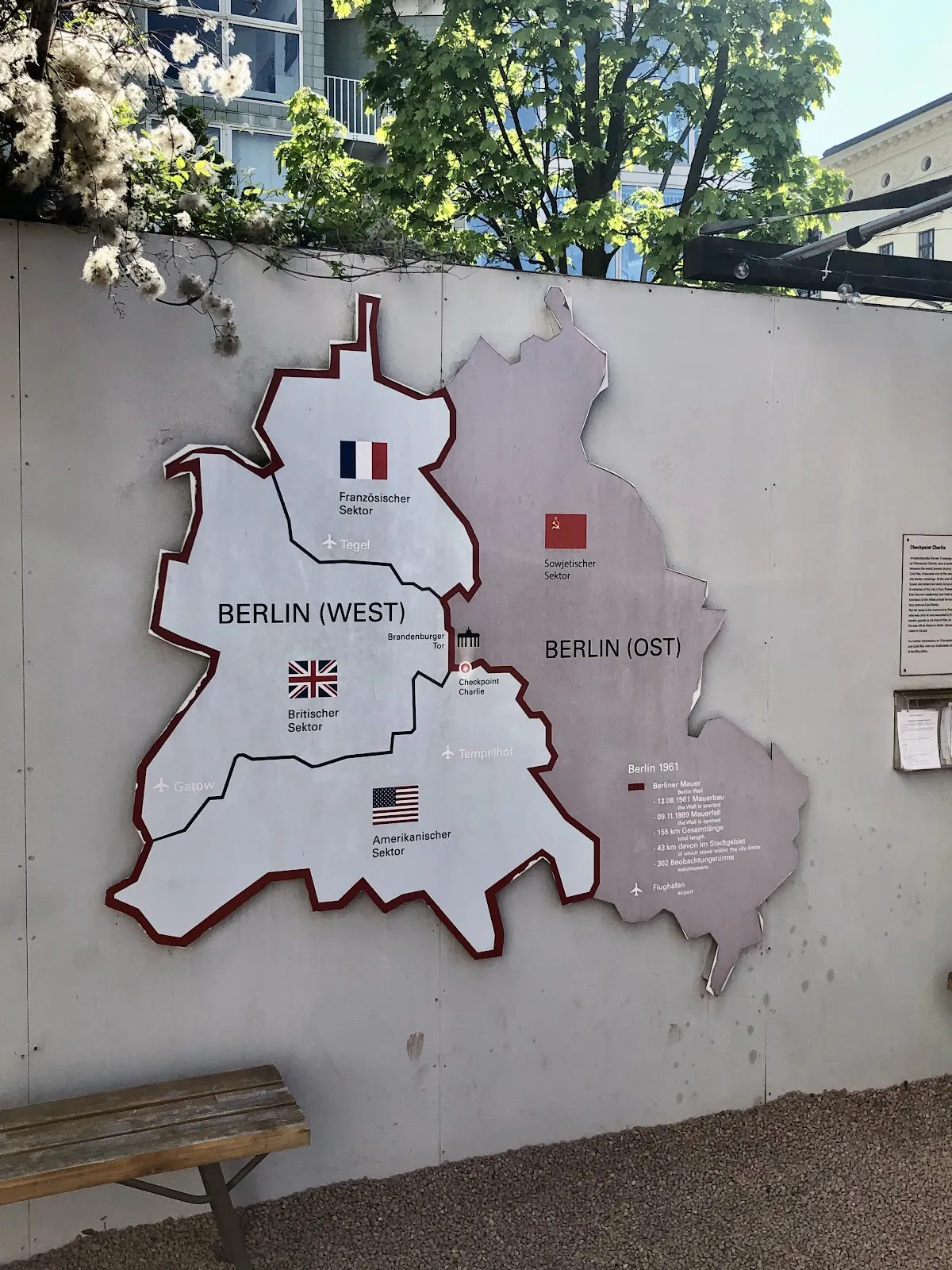 Группа туристов гуляет по улице Берлина, осматривая достопримечательности.