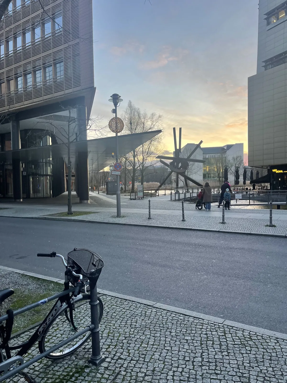 Группа туристов гуляет по улице Берлина, осматривая достопримечательности.