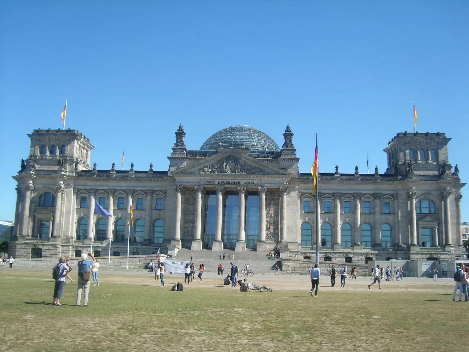 Группа туристов гуляет по улице Берлина, осматривая достопримечательности.