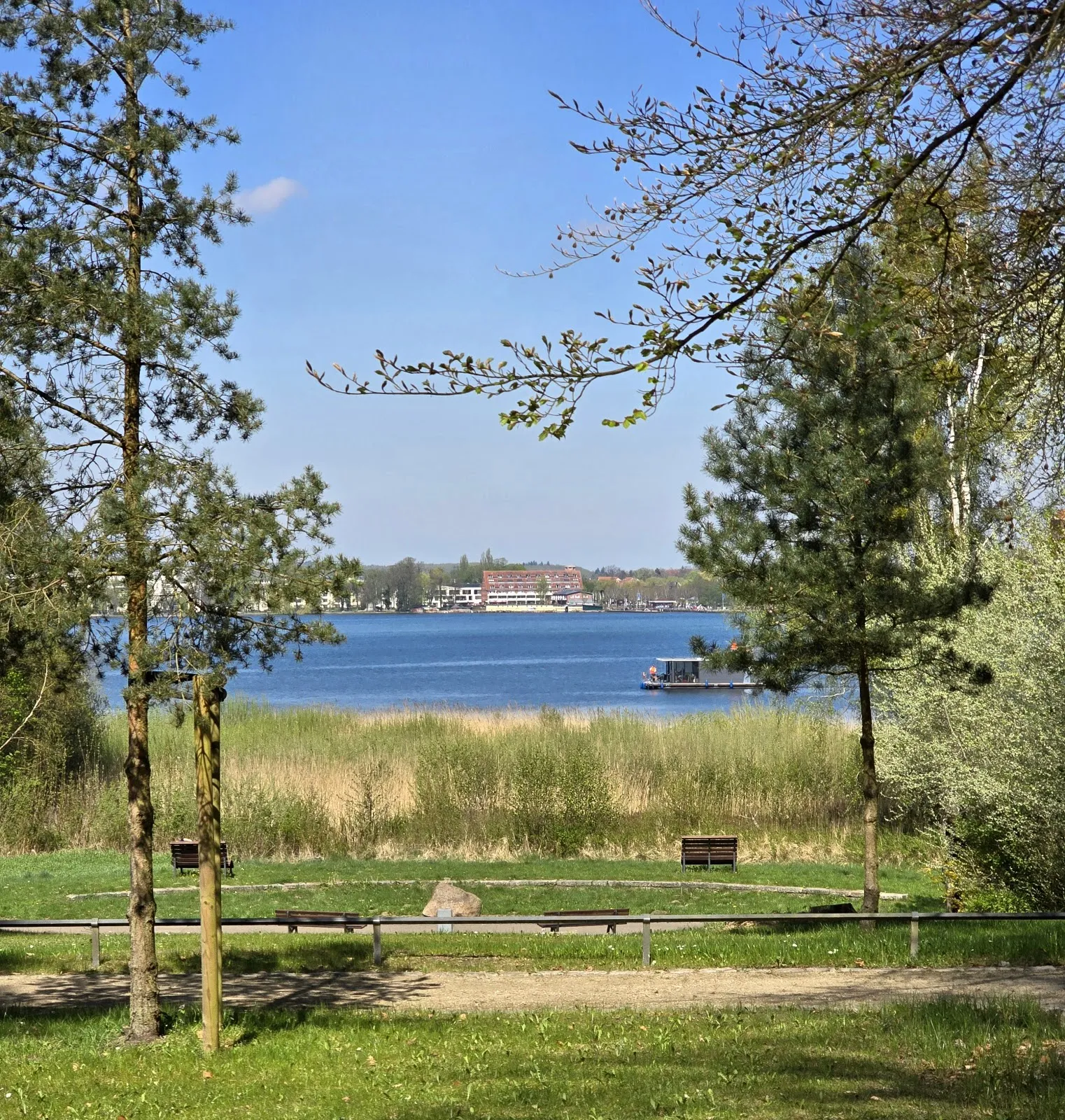 Здание Олимпианлаге Варен на фоне зелени