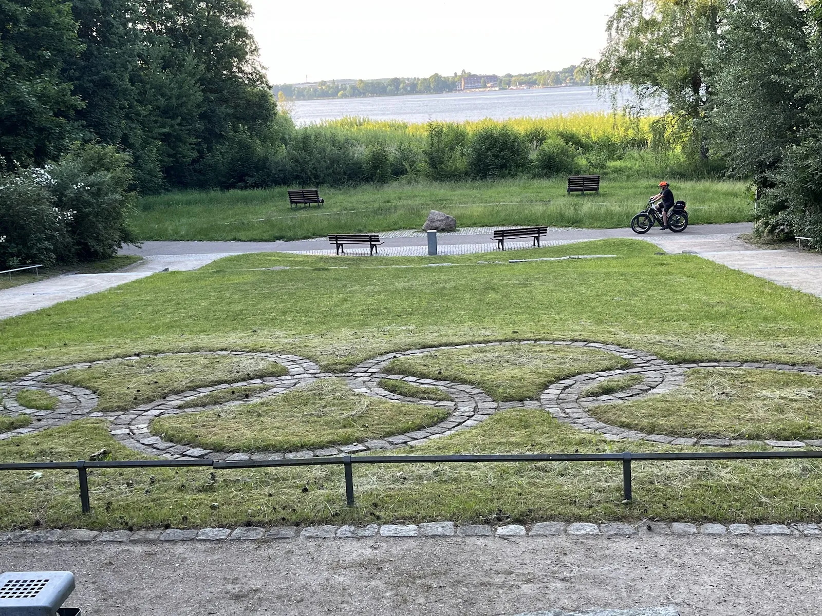 Здание Олимпианлаге Варен на фоне зелени