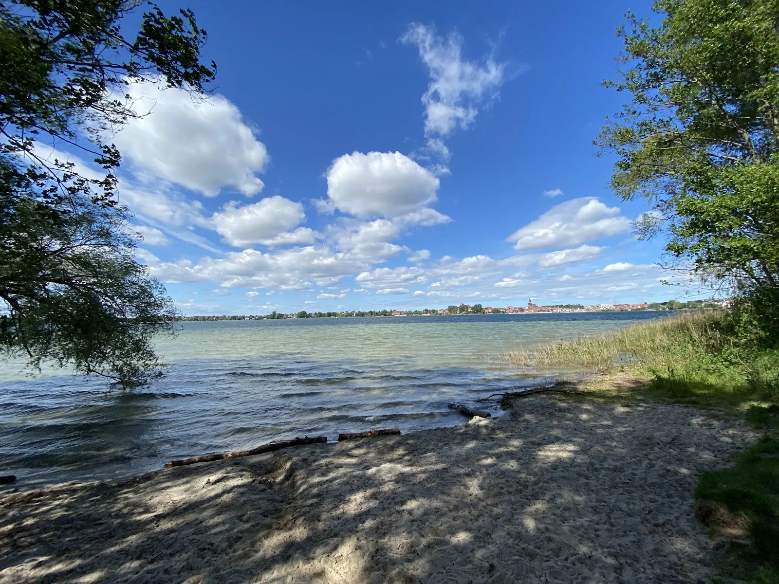 Здание Олимпианлаге Варен на фоне зелени