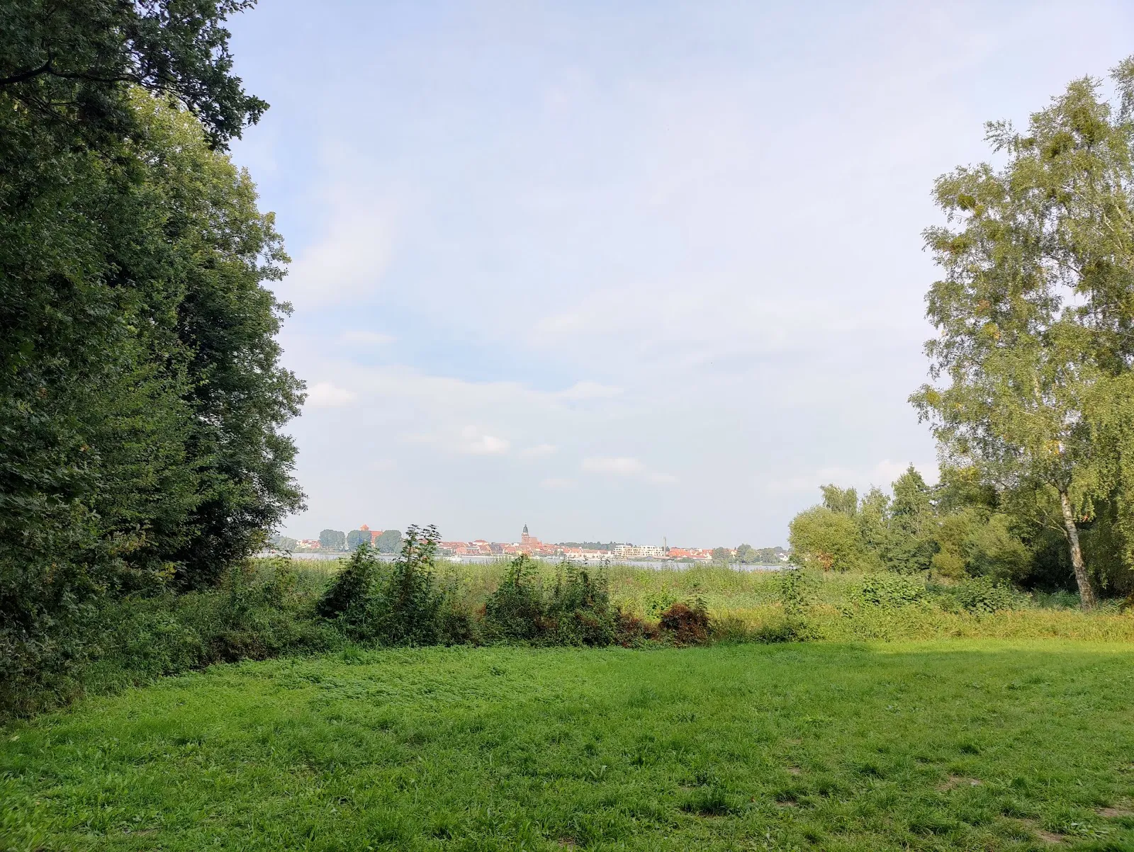 Здание Олимпианлаге Варен на фоне зелени