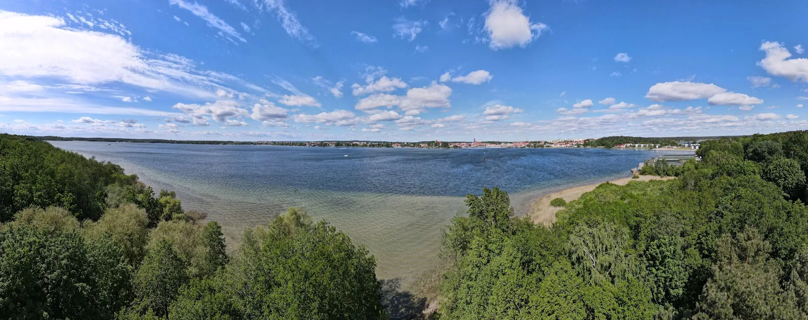 Здание Олимпианлаге Варен на фоне зелени