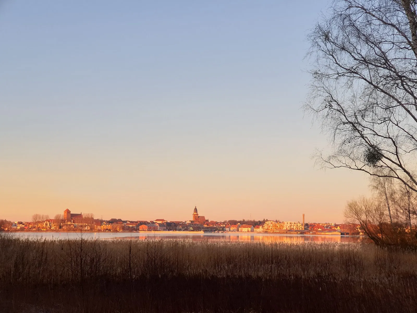 Здание Олимпианлаге Варен на фоне зелени