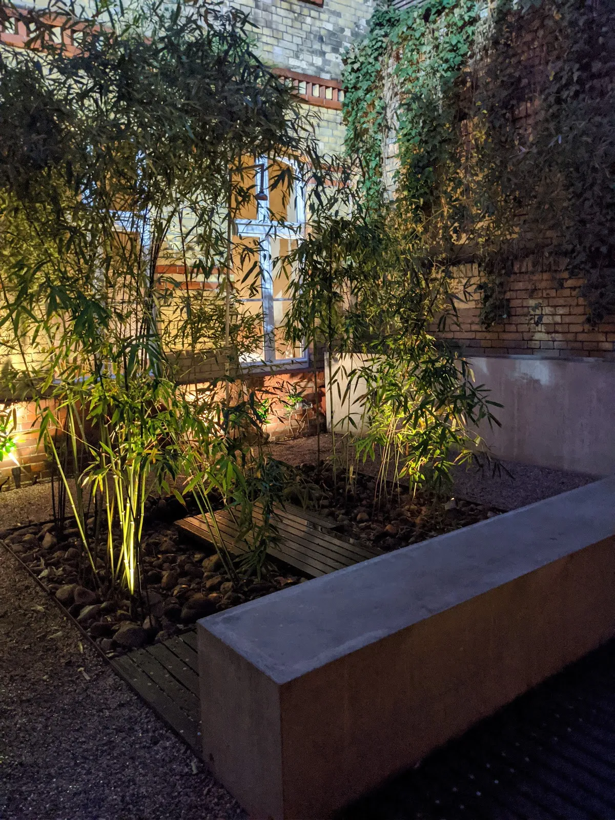 Интерьер Olivin Wellness Lounge с бассейном и зонами отдыха