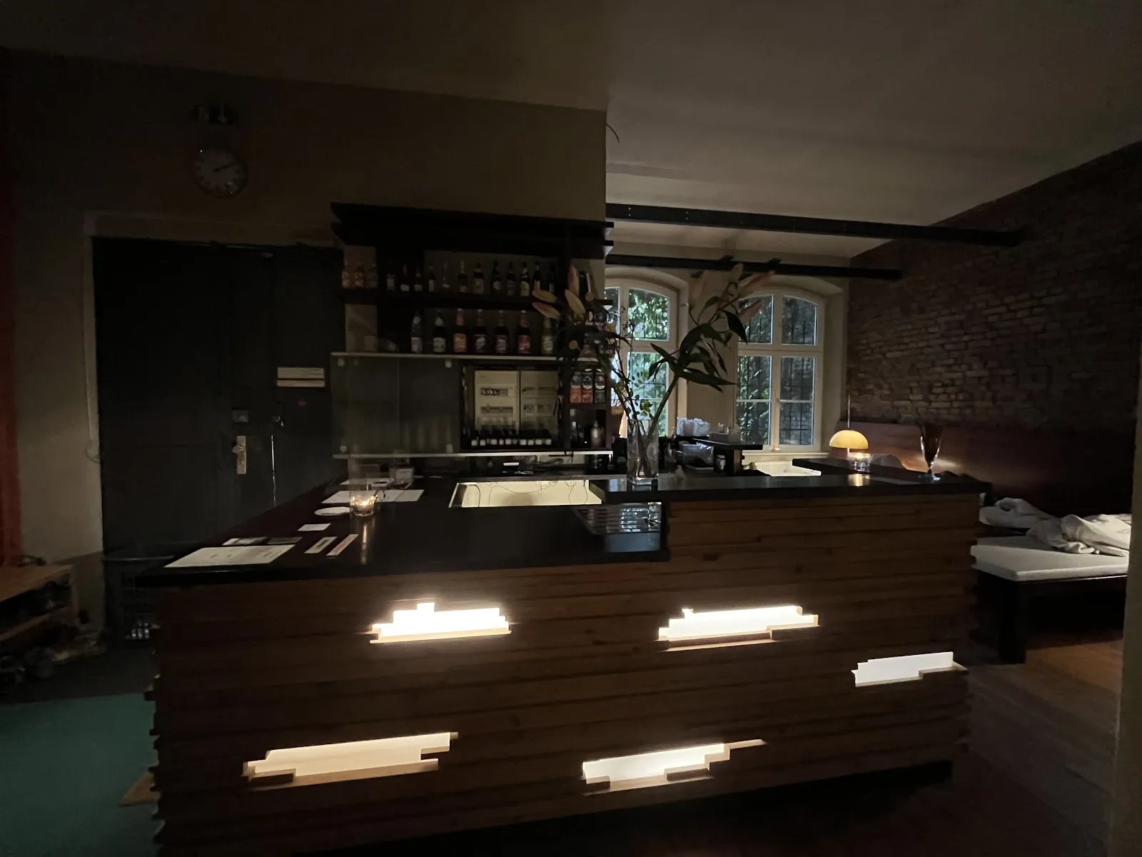 Интерьер Olivin Wellness Lounge с бассейном и зонами отдыха