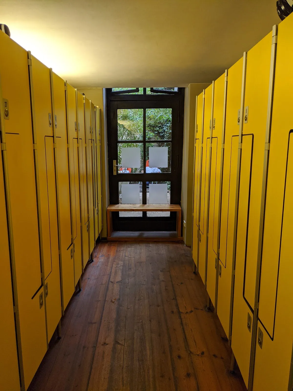 Интерьер Olivin Wellness Lounge с бассейном и зонами отдыха