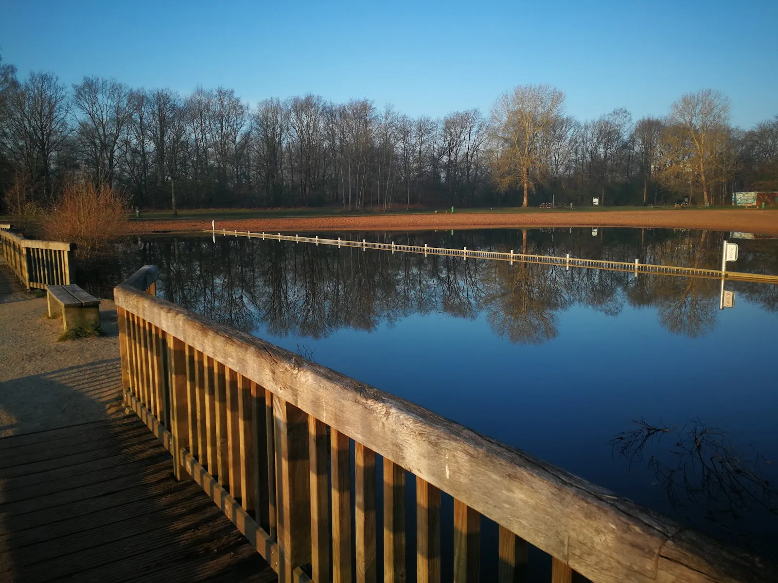 Вид на озеро Ахтердикс с зелеными берегами и голубой водой