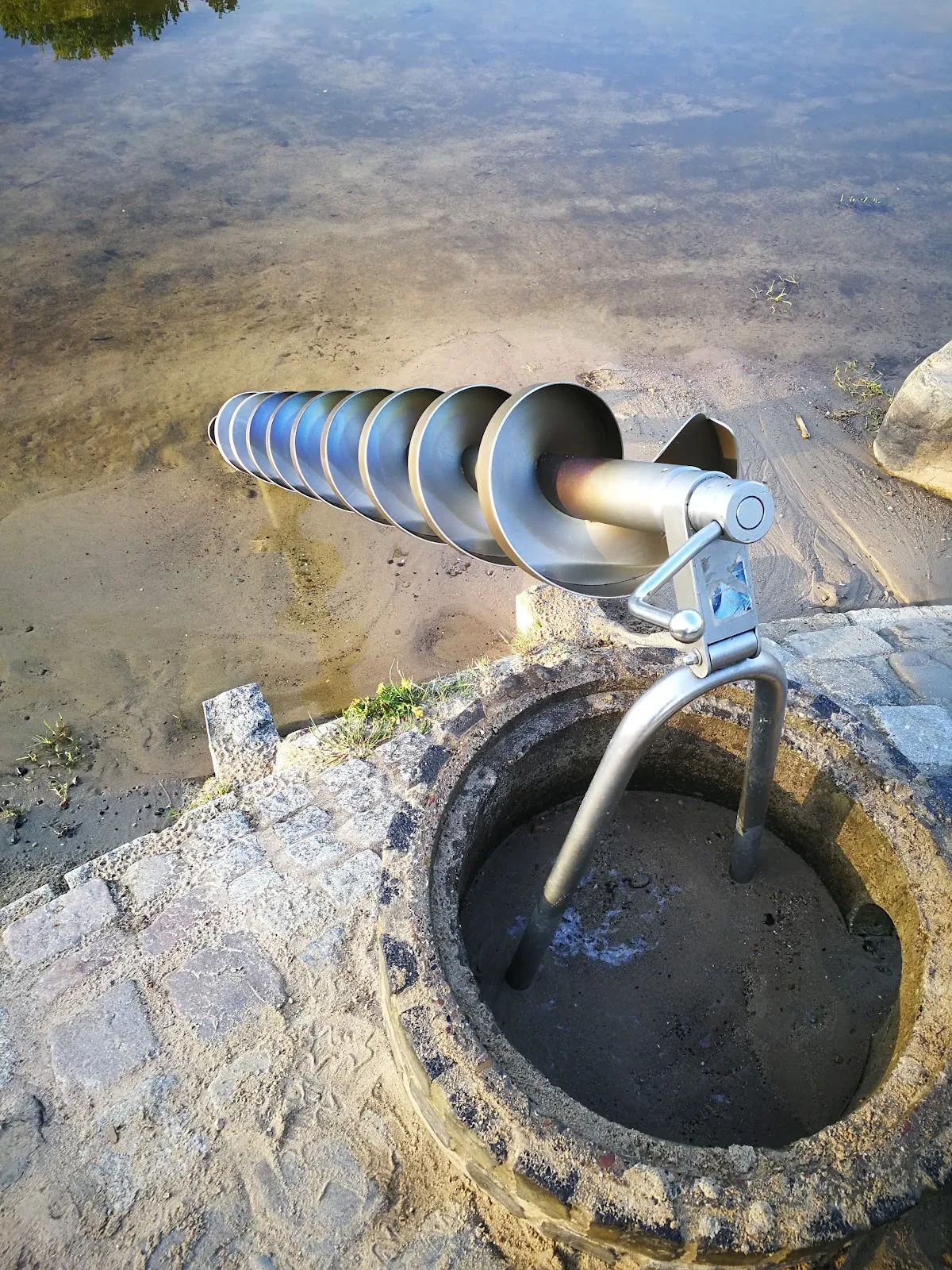 Вид на озеро Ахтердикс с зелеными берегами и голубой водой